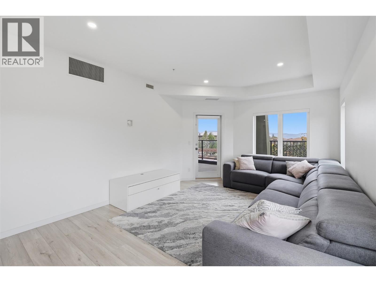 1405 SPRINGHILL Drive Unit# 2103