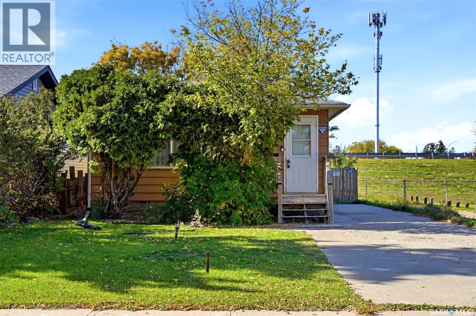 1502 Grosvenor Street, Regina, Saskatchewan  S4N 4C6 - Photo 3 - SK050567