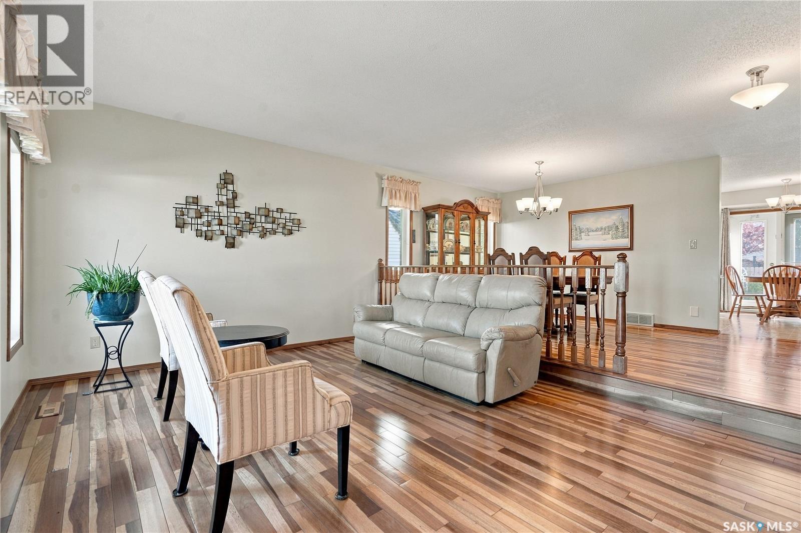 518 Bronson Crescent, Saskatoon, Saskatchewan  S7J 5E3 - Photo 3 - SK050415
