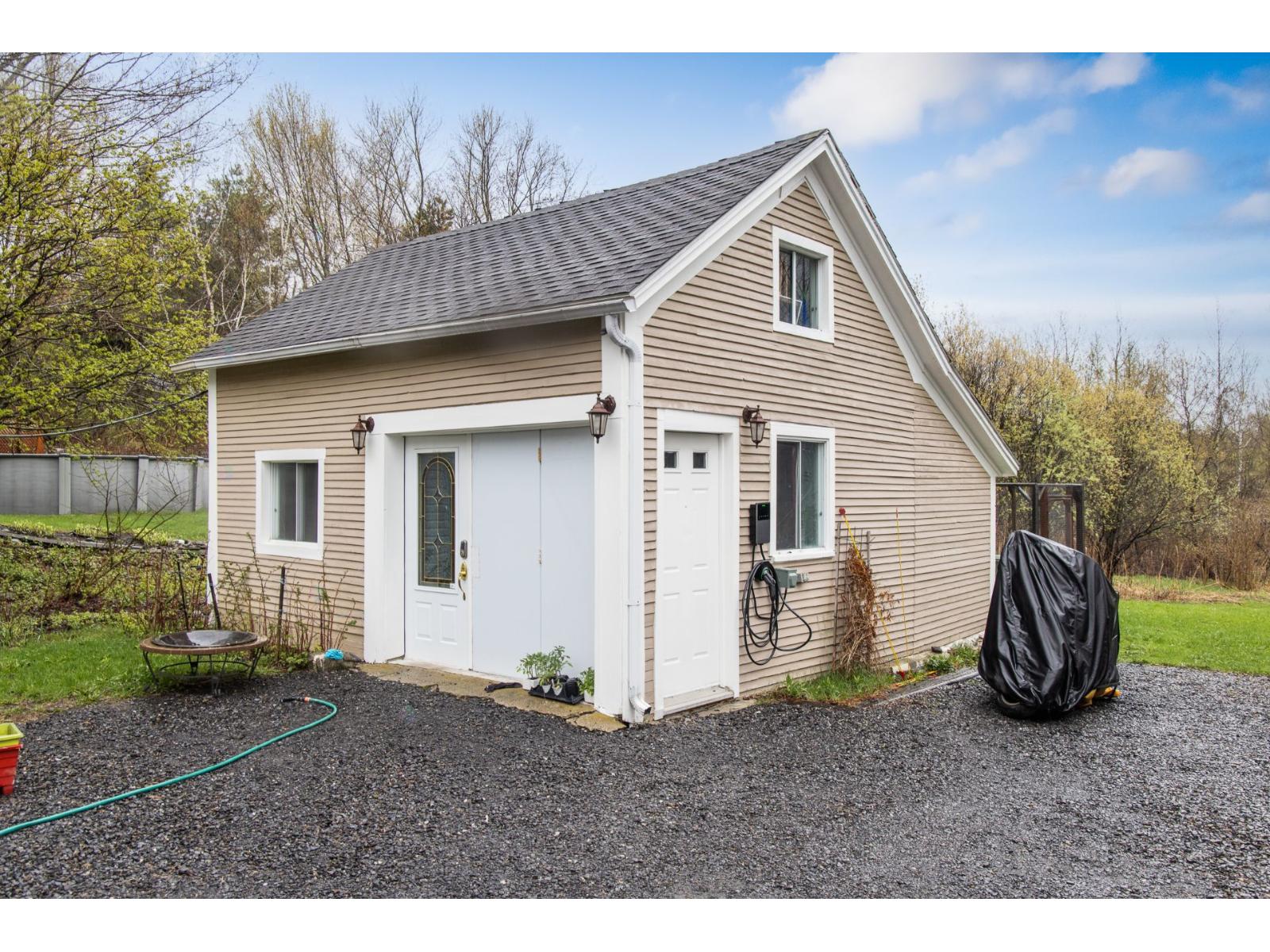74-76 Rue Principale N. Sutton Quebec Canada J0E2K0 4