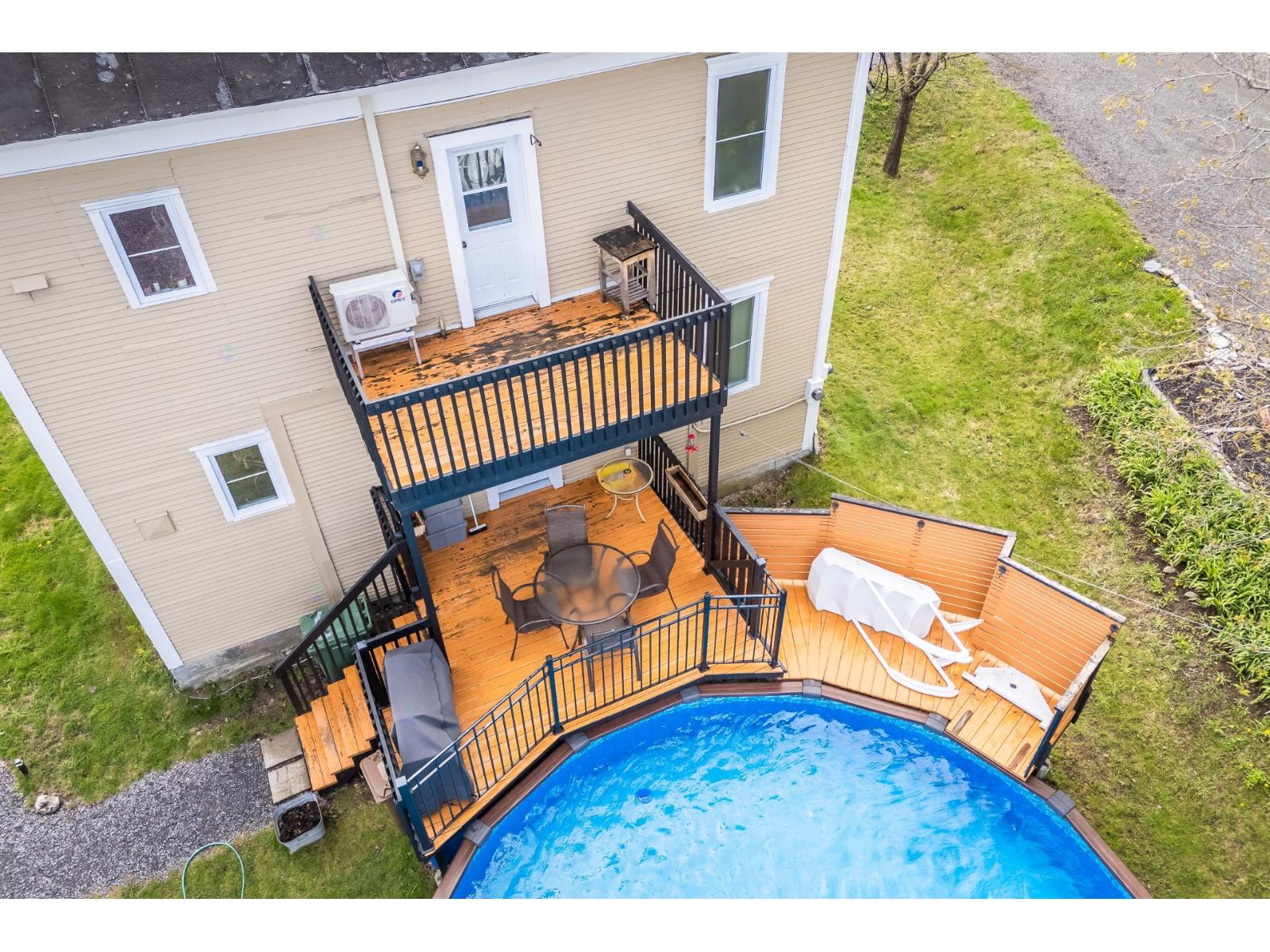 74-76 Rue Principale N. Sutton Quebec Canada J0E2K0 5