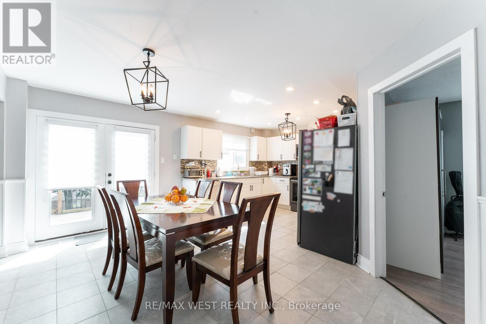 19 Moore Place, Barrie (Letitia Heights), Ontario  L4N 6N6 - Photo 7 - S13873532