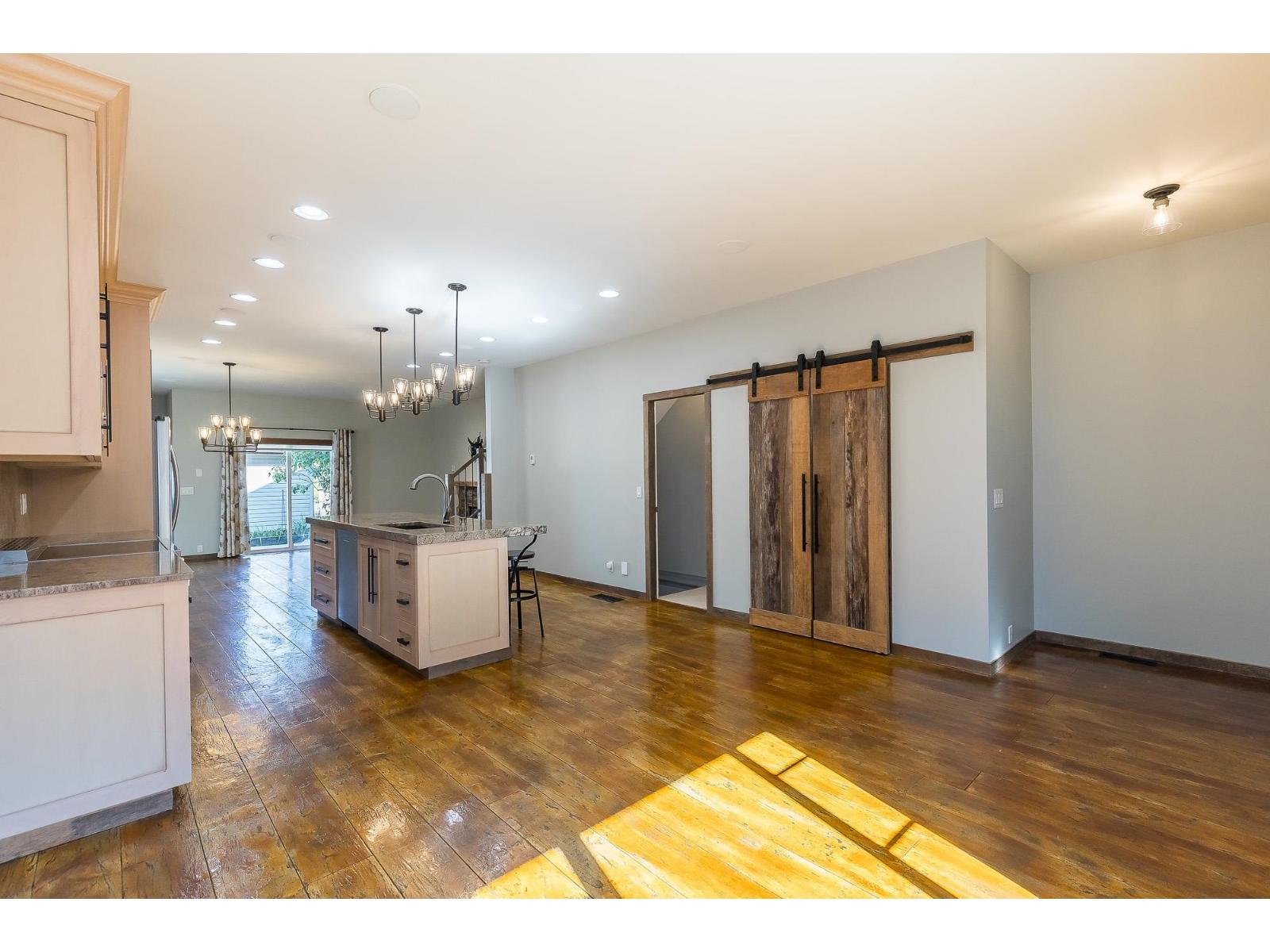 113 33751 7 AVENUE