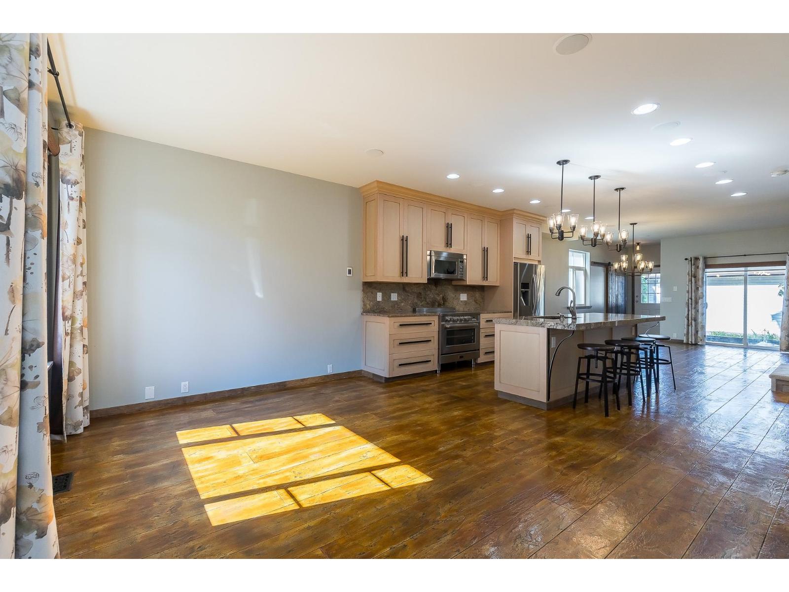 113 33751 7 AVENUE