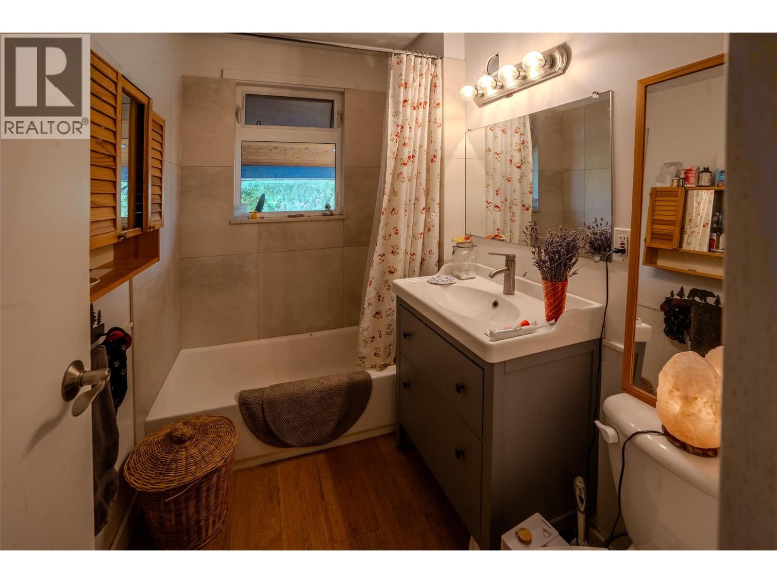 1424 Falls Street, Nelson, British Columbia  V1L 1J4 - Photo 9 - 10402900