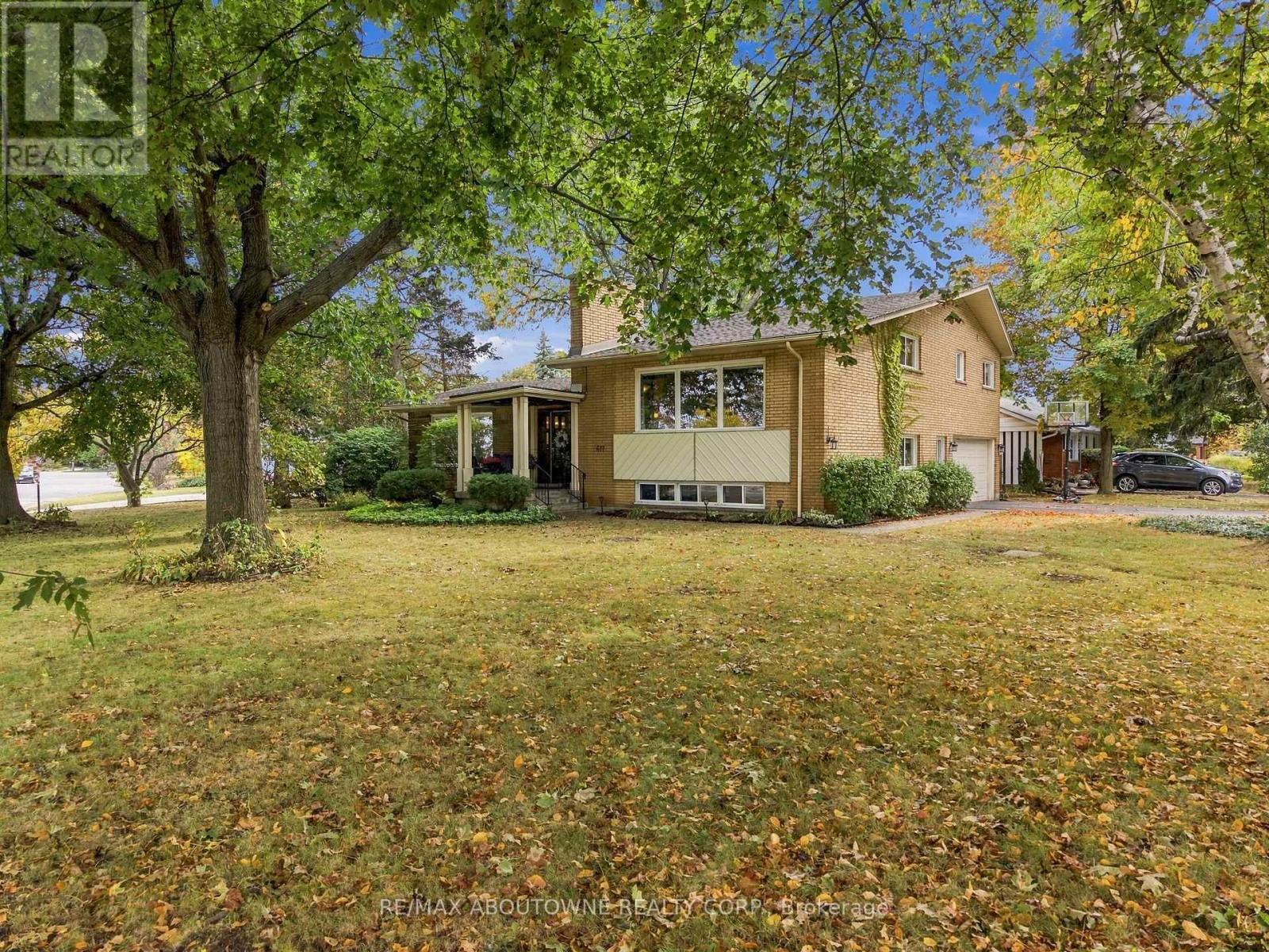 617 Scenic Drive, Hamilton, Ontario  L9C 1H2 - Photo 1 - X13873546