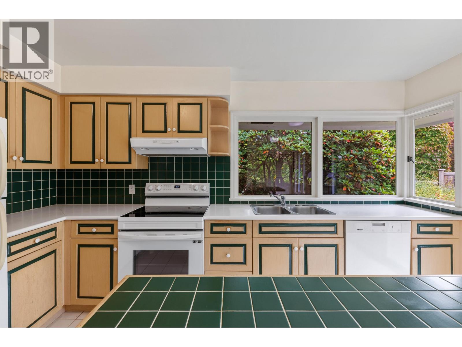 3692 Sunnycrest Drive, North Vancouver, British Columbia  V7R 3C6 - Photo 10 - R3173480