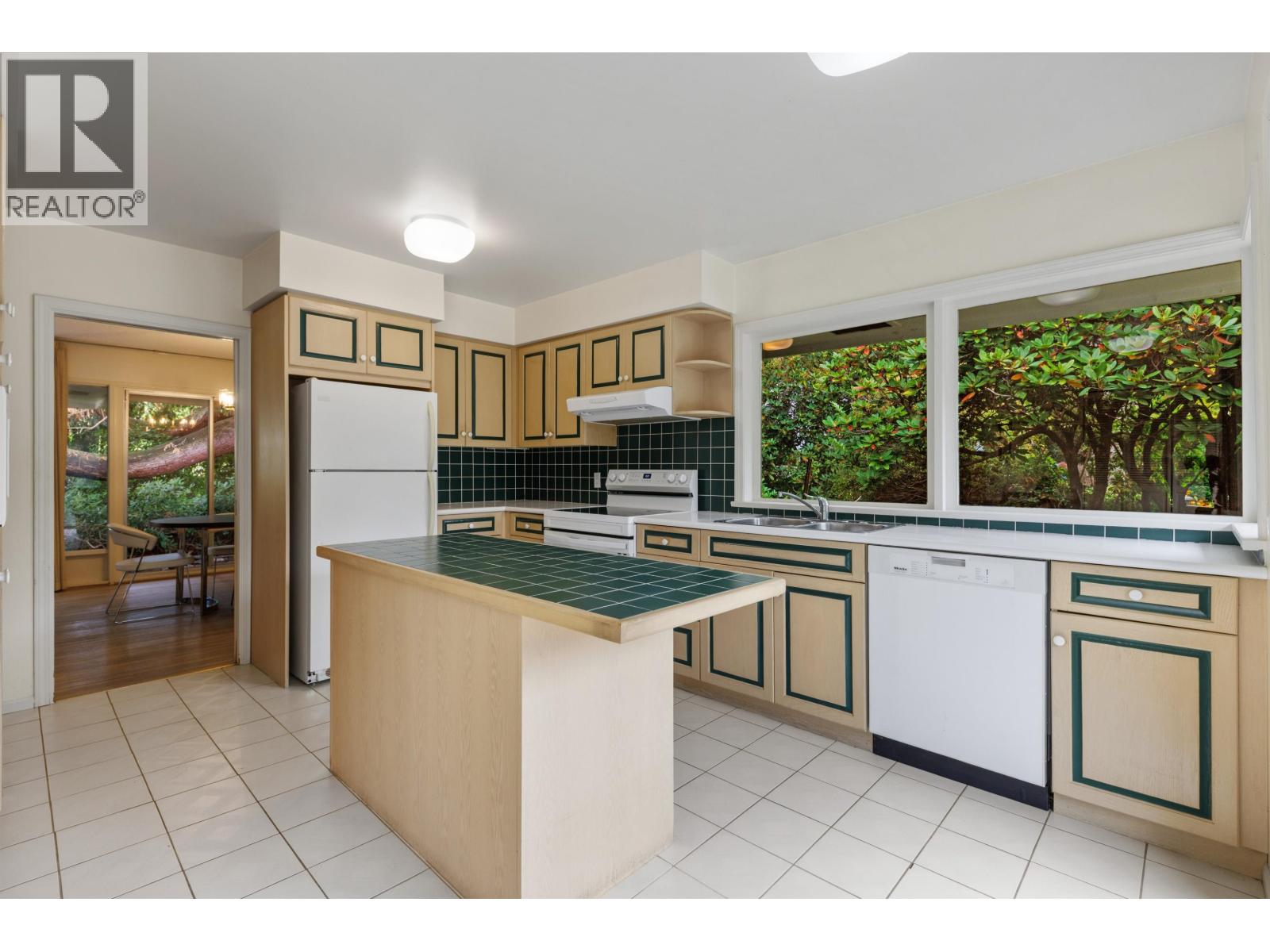 3692 Sunnycrest Drive, North Vancouver, British Columbia  V7R 3C6 - Photo 11 - R3173480
