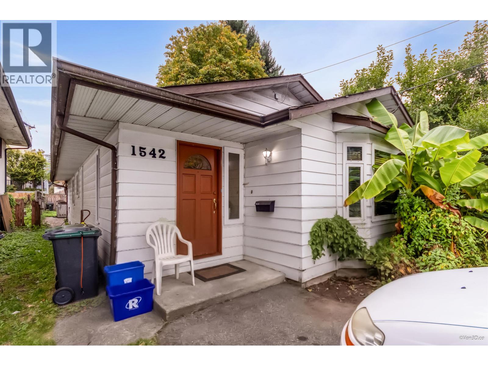 1542 Bond Street, North Vancouver, British Columbia  V7J 1E7 - Photo 2 - R3173494
