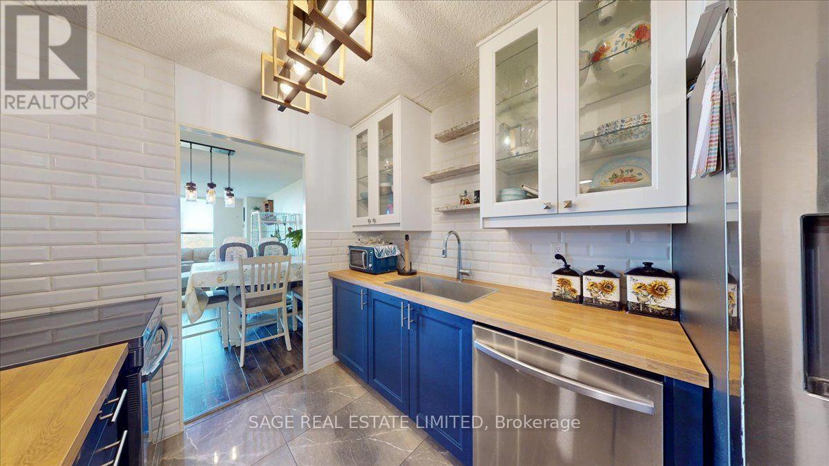40 Panorama Court, Toronto, Ontario  M9V 4M1 - Photo 11 - W13873696
