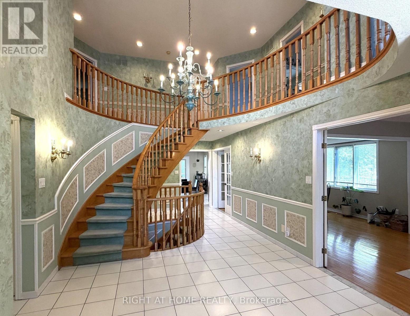 17 Piccadilly Road, Richmond Hill, Ontario L4B 1S5 - Photo 3 - N13842190