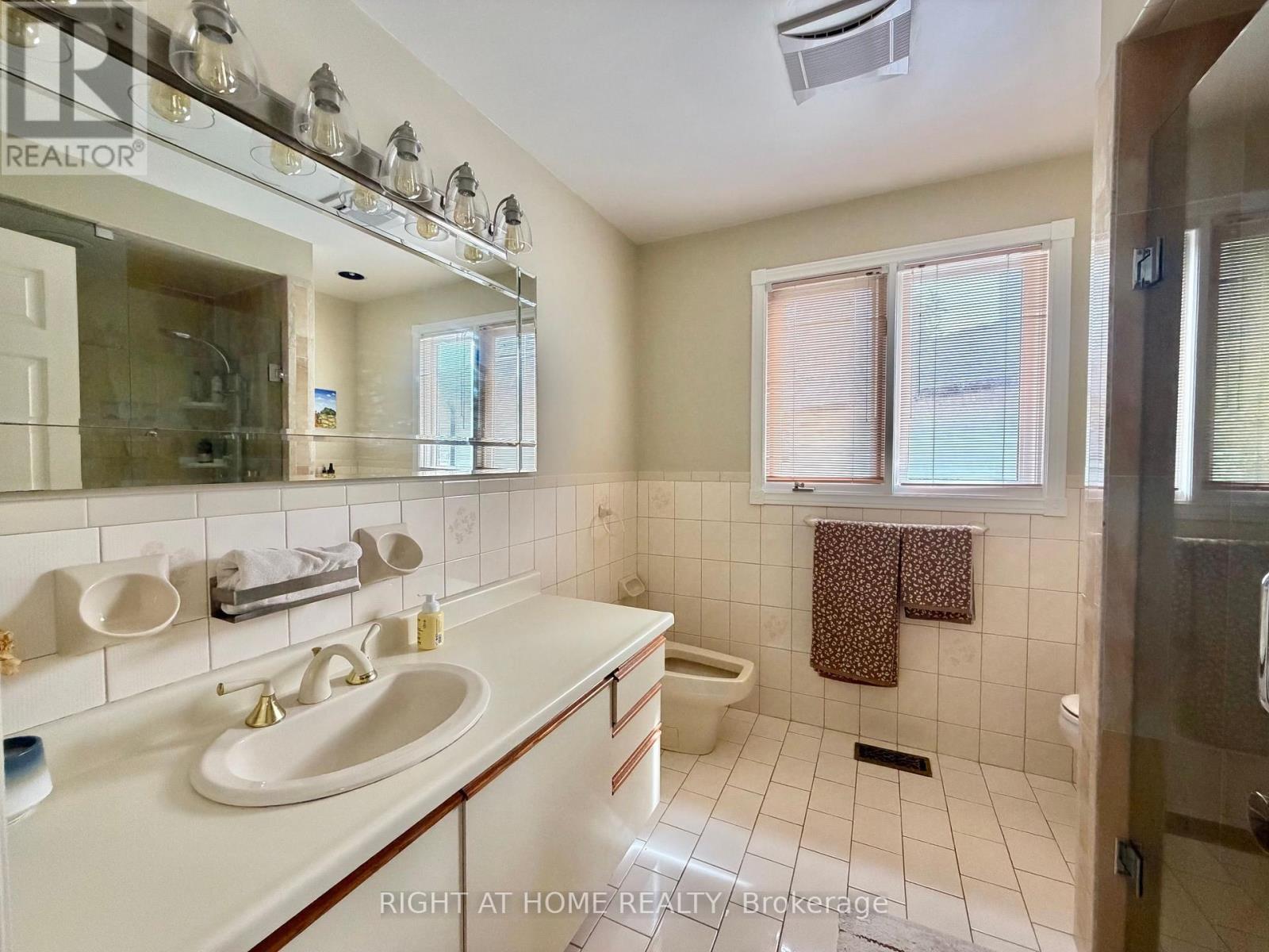 17 Piccadilly Road, Richmond Hill, Ontario L4B 1S5 - Photo 27 - N13842190