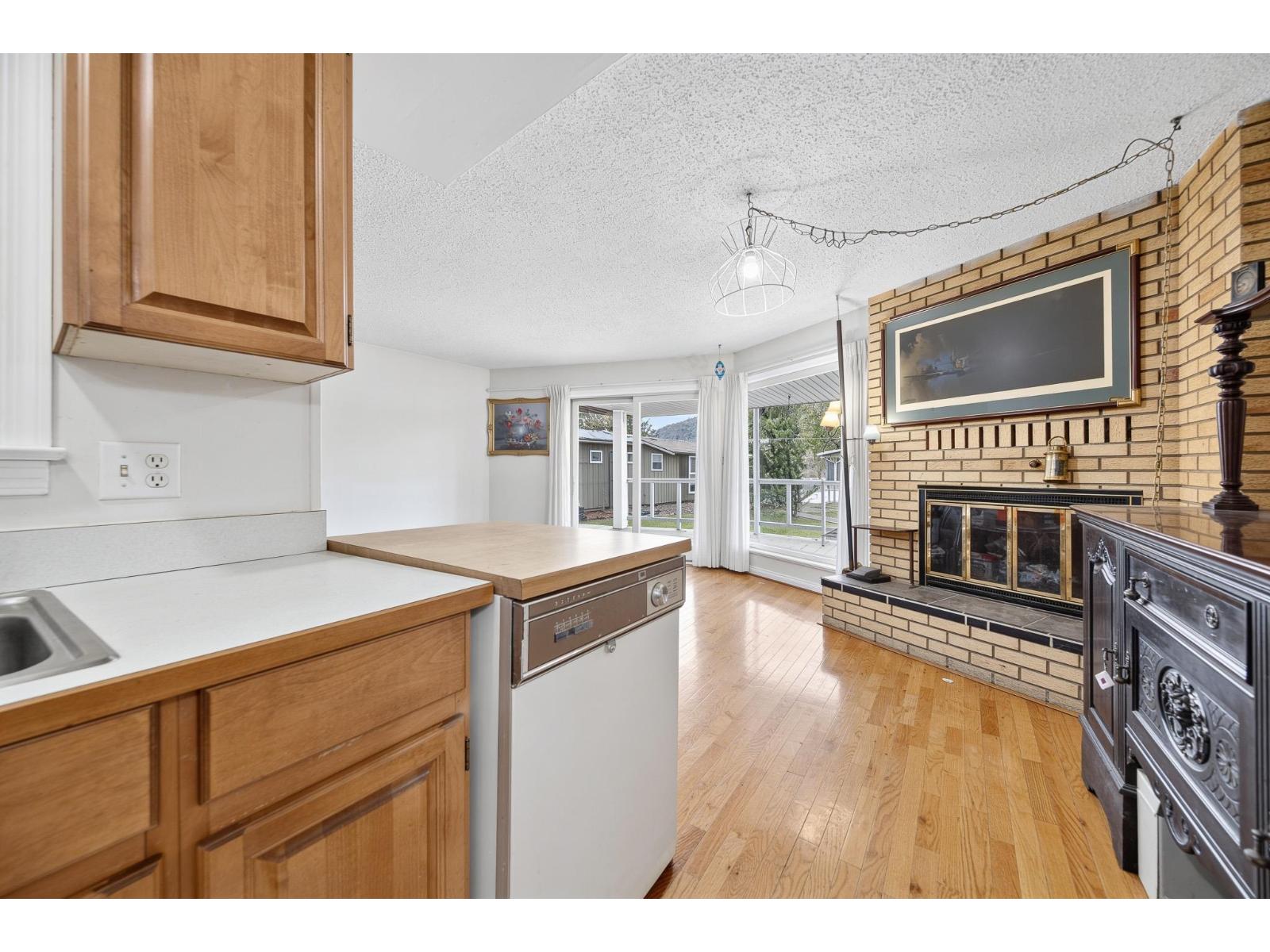 216 FIRST AVENUE|Cultus Lake North