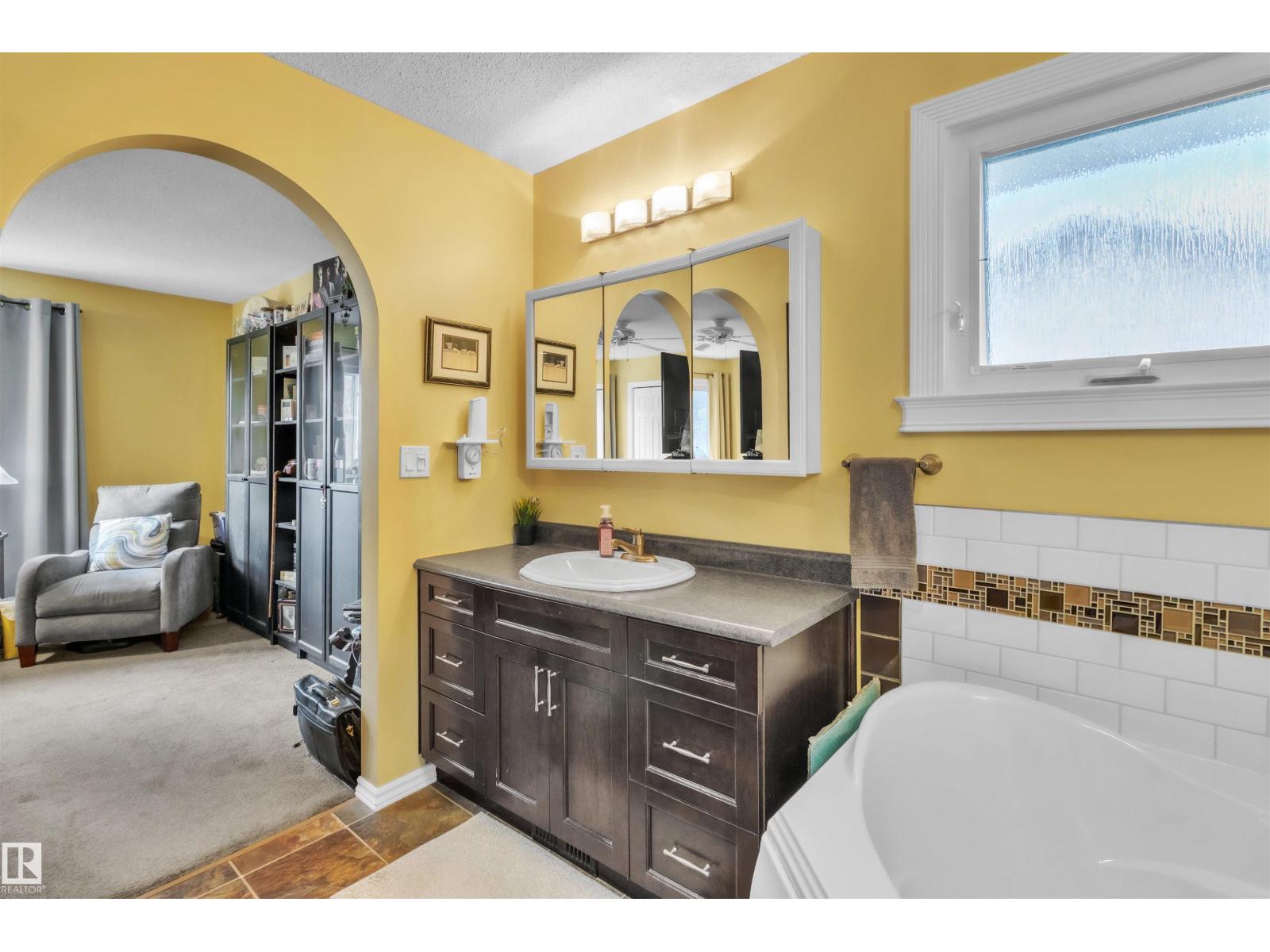 76 GARIEPY CR NW