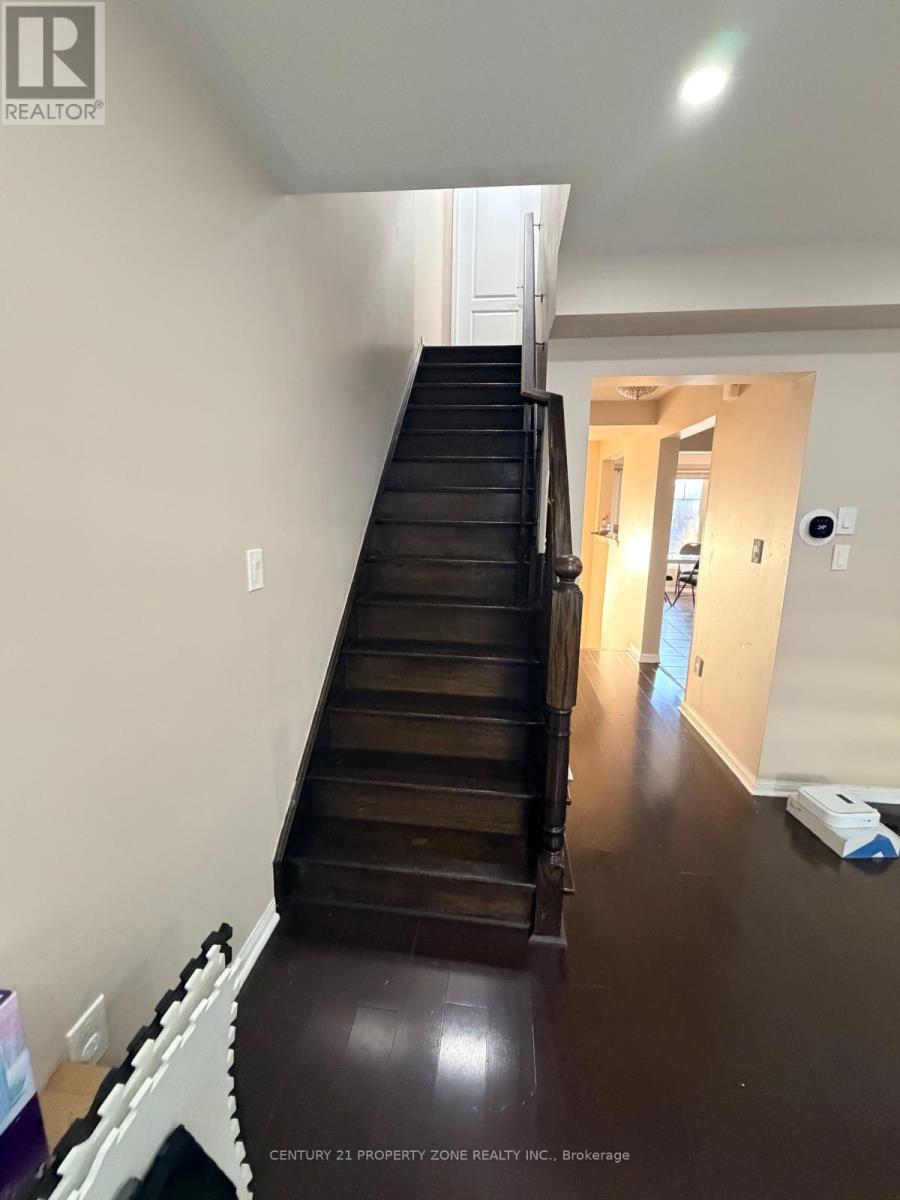 19 Signature Lane, Brampton, Ontario  L7A 0T2 - Photo 6 - W13873334