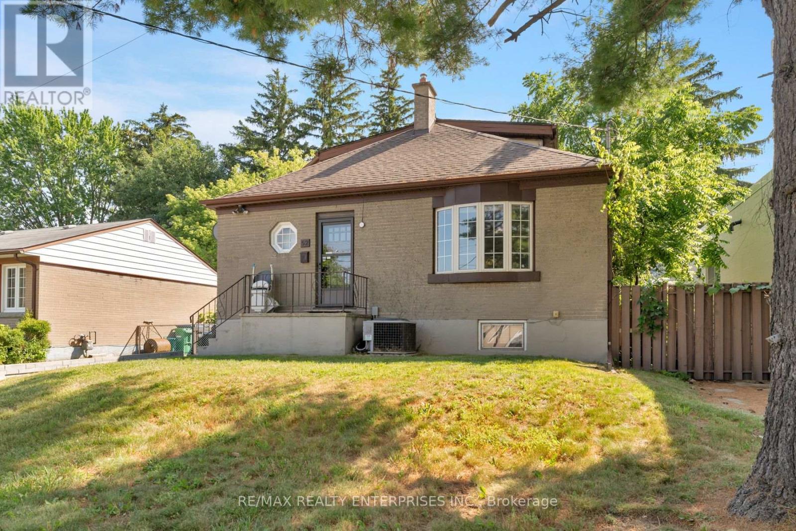 52 BRIARWOOD AVENUE Mississauga (Port Credit) Ontario Canada L5G3N6 5
