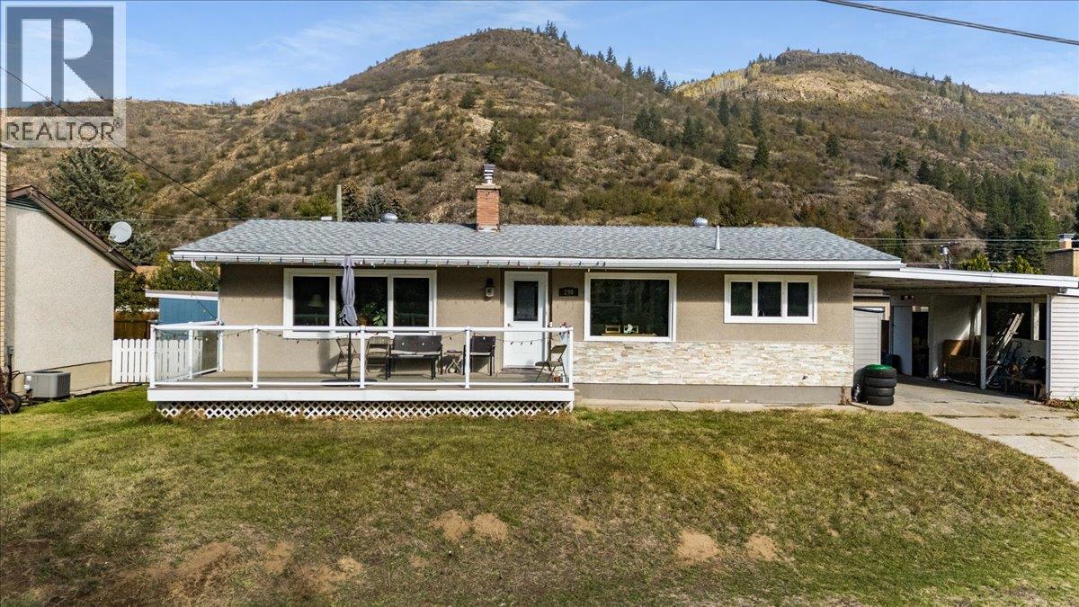 290 8th Avenue, Montrose, British Columbia  V0G 1P0 - Photo 1 - 10402155