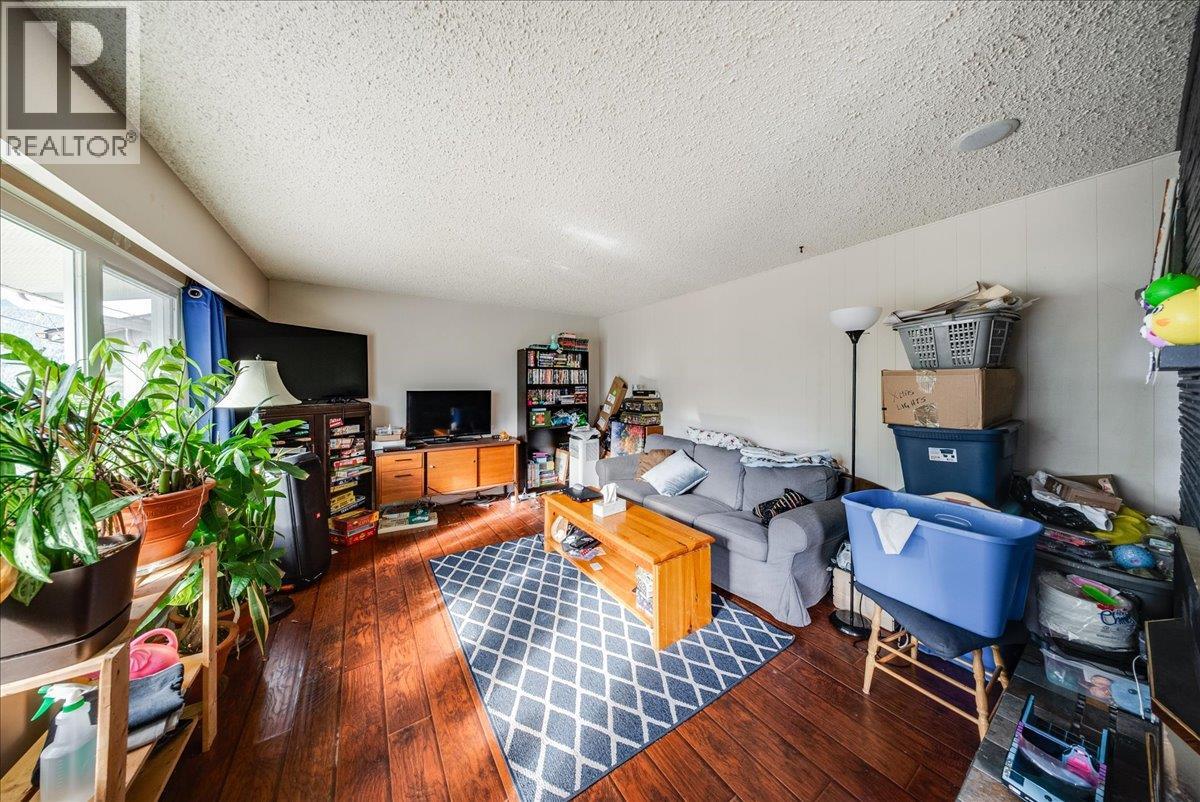 290 8th Avenue, Montrose, British Columbia  V0G 1P0 - Photo 6 - 10402155
