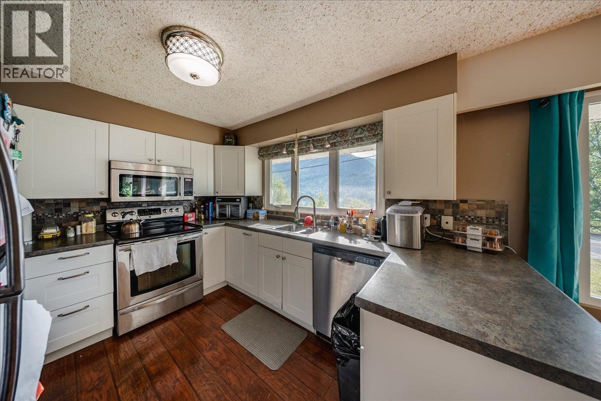 290 8th Avenue, Montrose, British Columbia  V0G 1P0 - Photo 11 - 10402155
