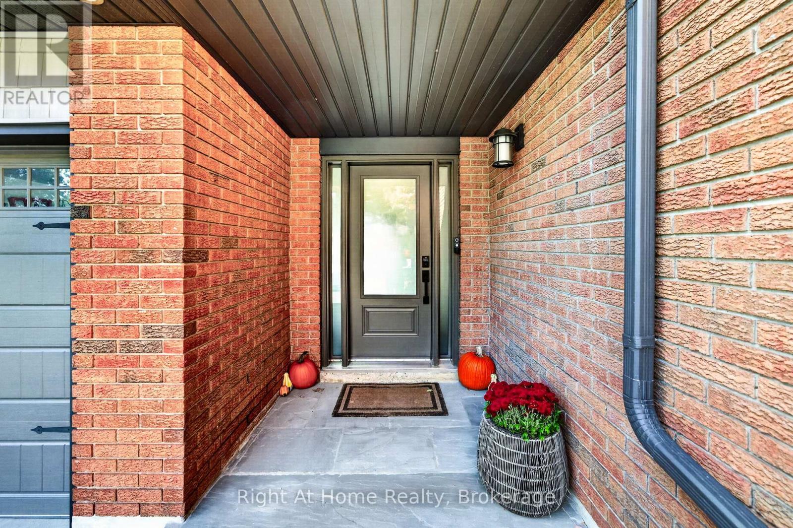 23 Laurendale Avenue, Hamilton, Ontario  L0R 2H3 - Photo 3 - X13874008