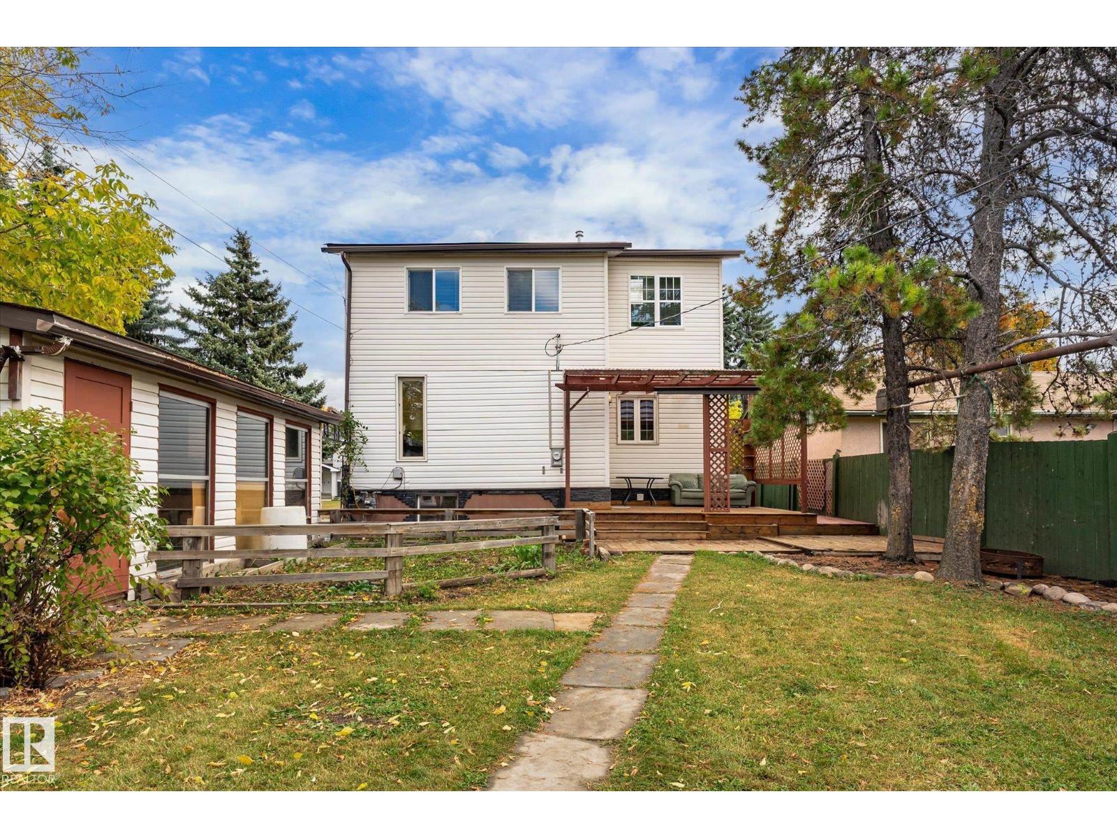 8742 151 ST NW