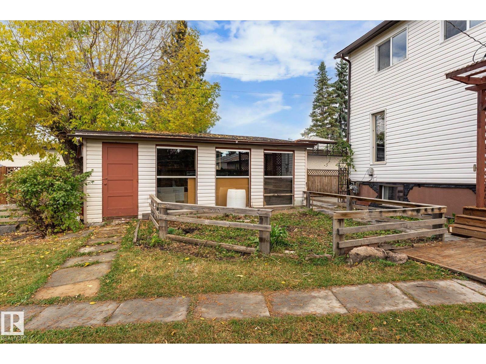 8742 151 ST NW