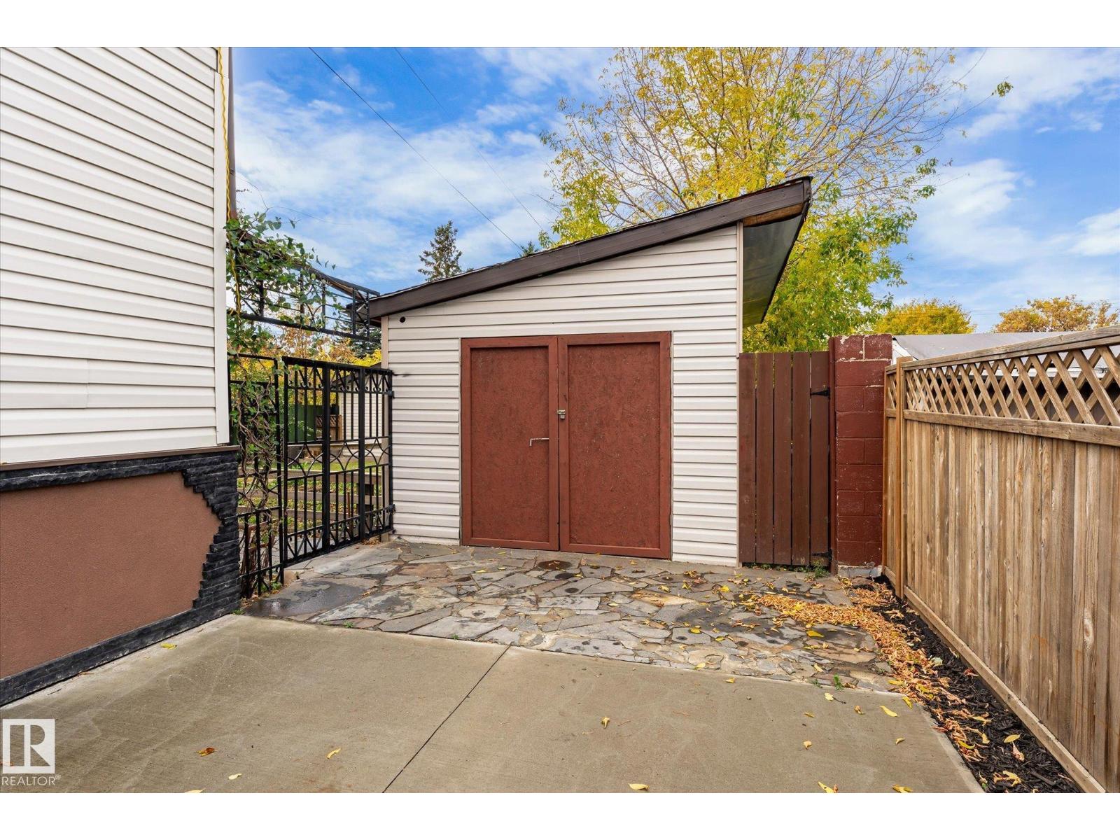 8742 151 ST NW