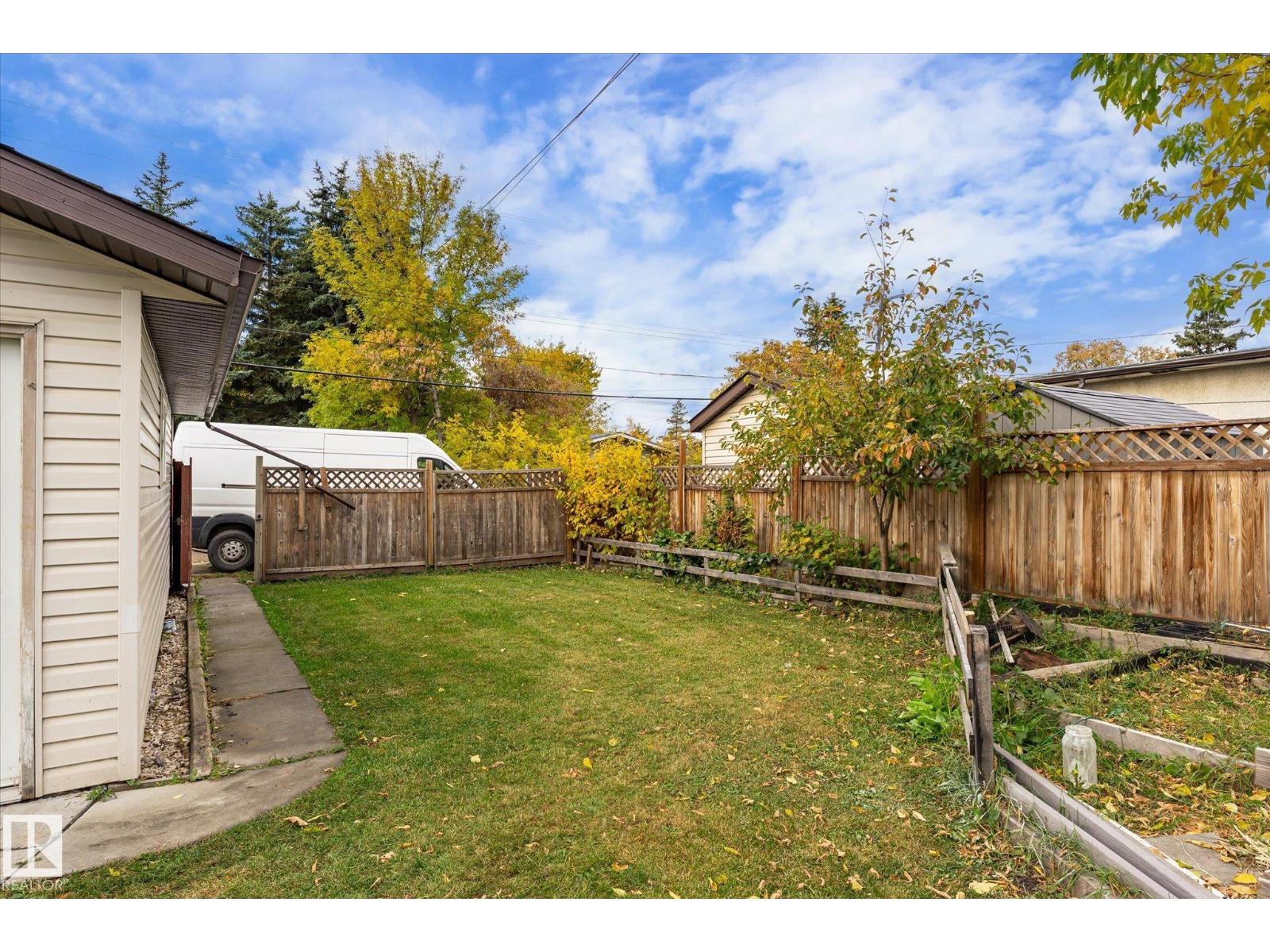 8742 151 ST NW
