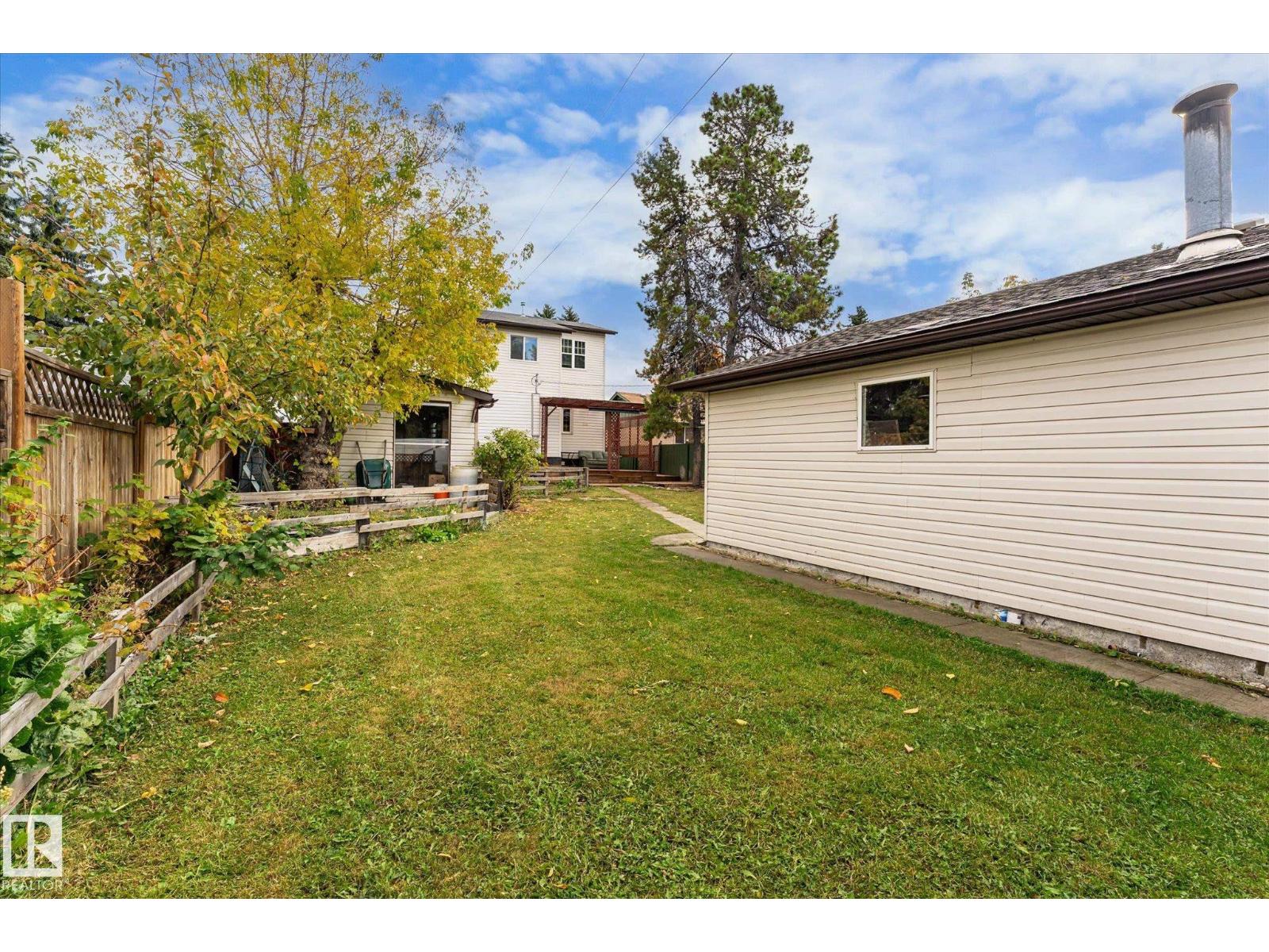 8742 151 ST NW
