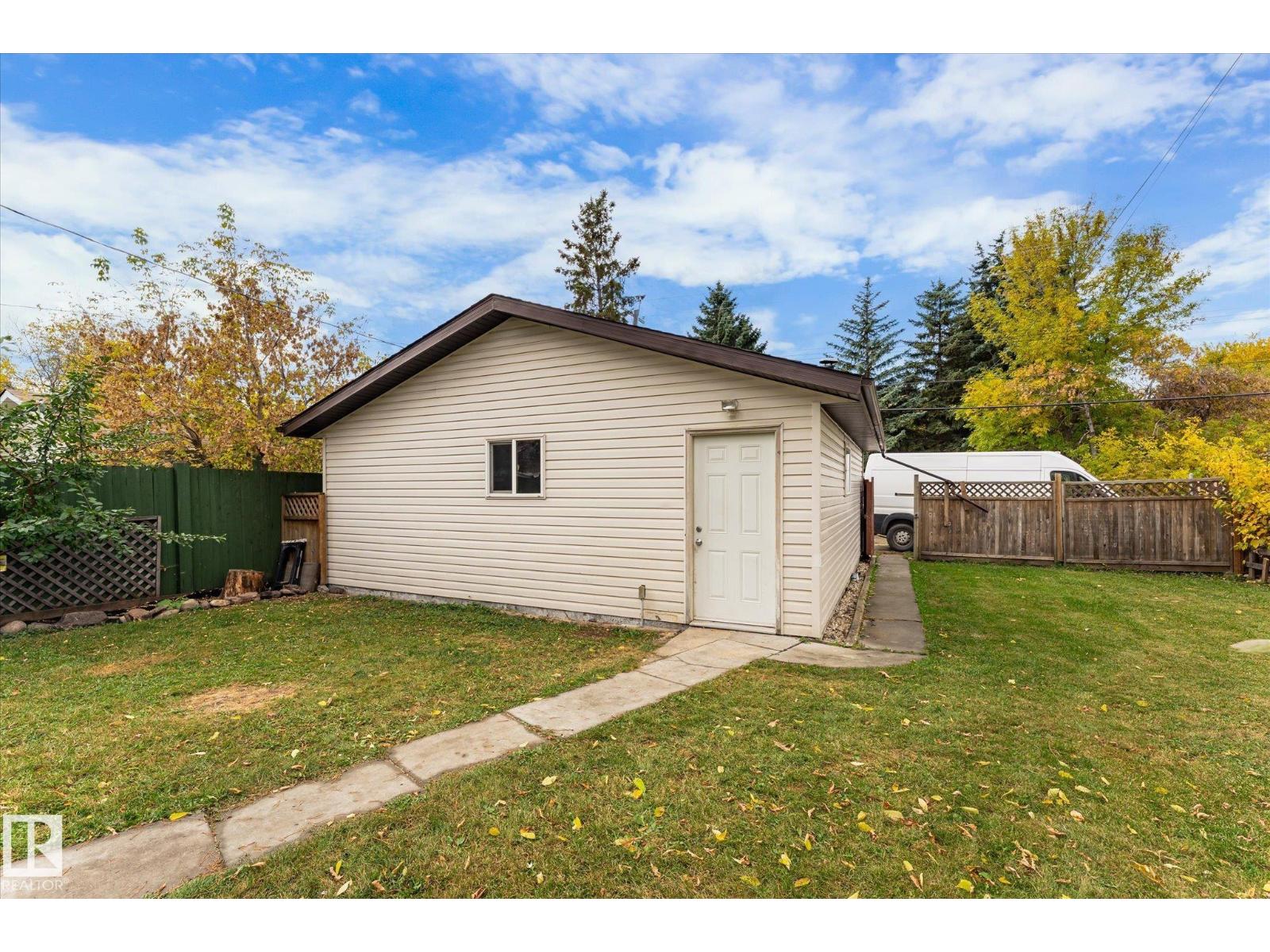 8742 151 ST NW
