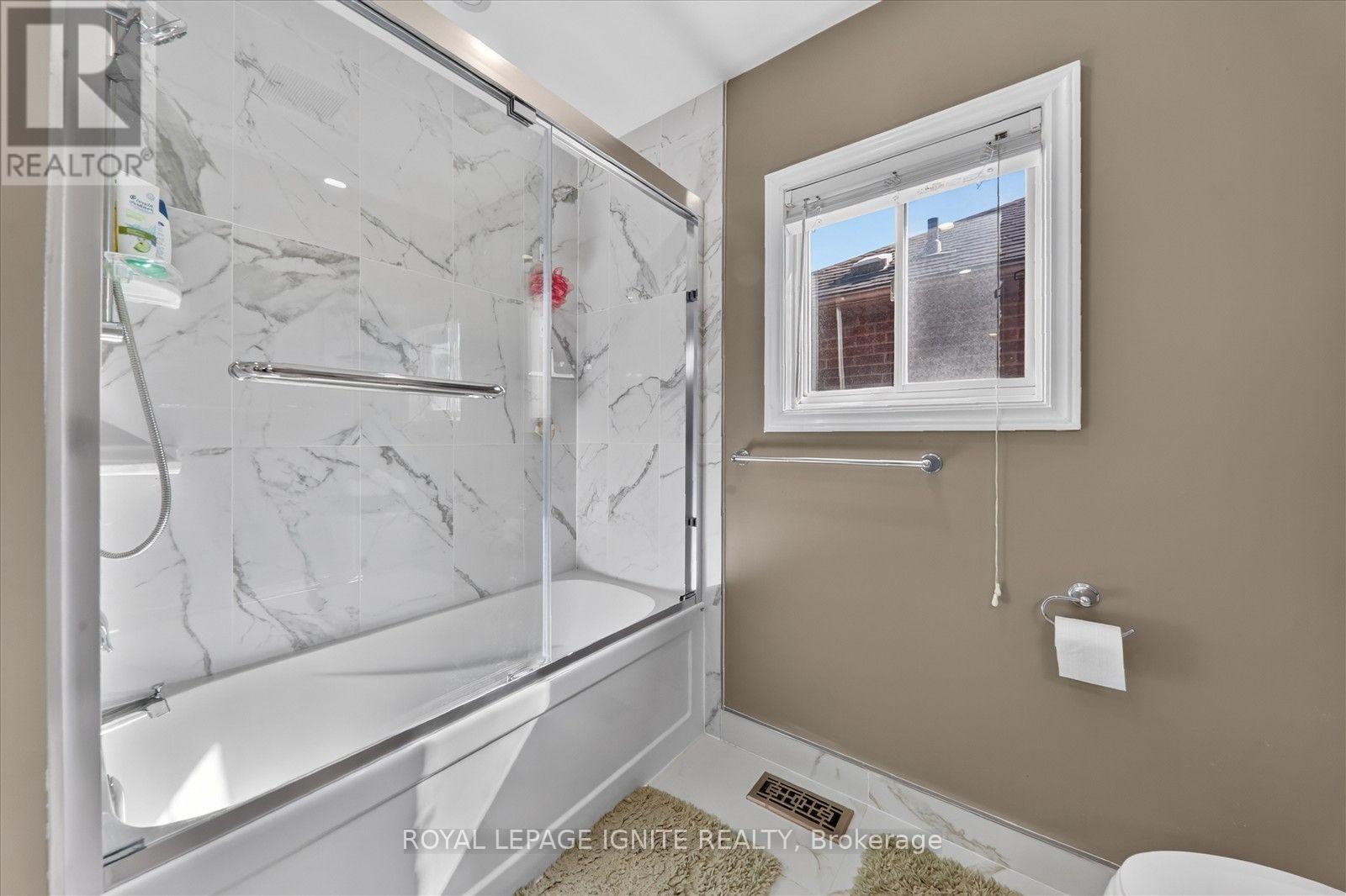 2015 Valewood Court, Oshawa, Ontario  L1G 7X9 - Photo 35 - E13874078