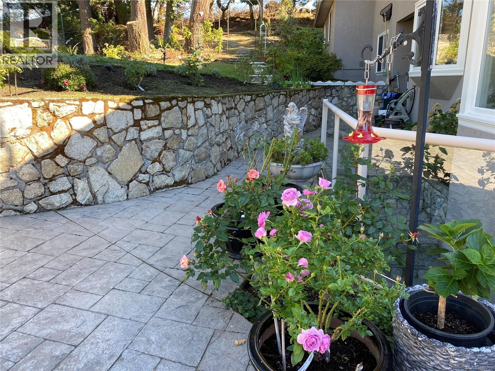 906 Cobblestone Lane