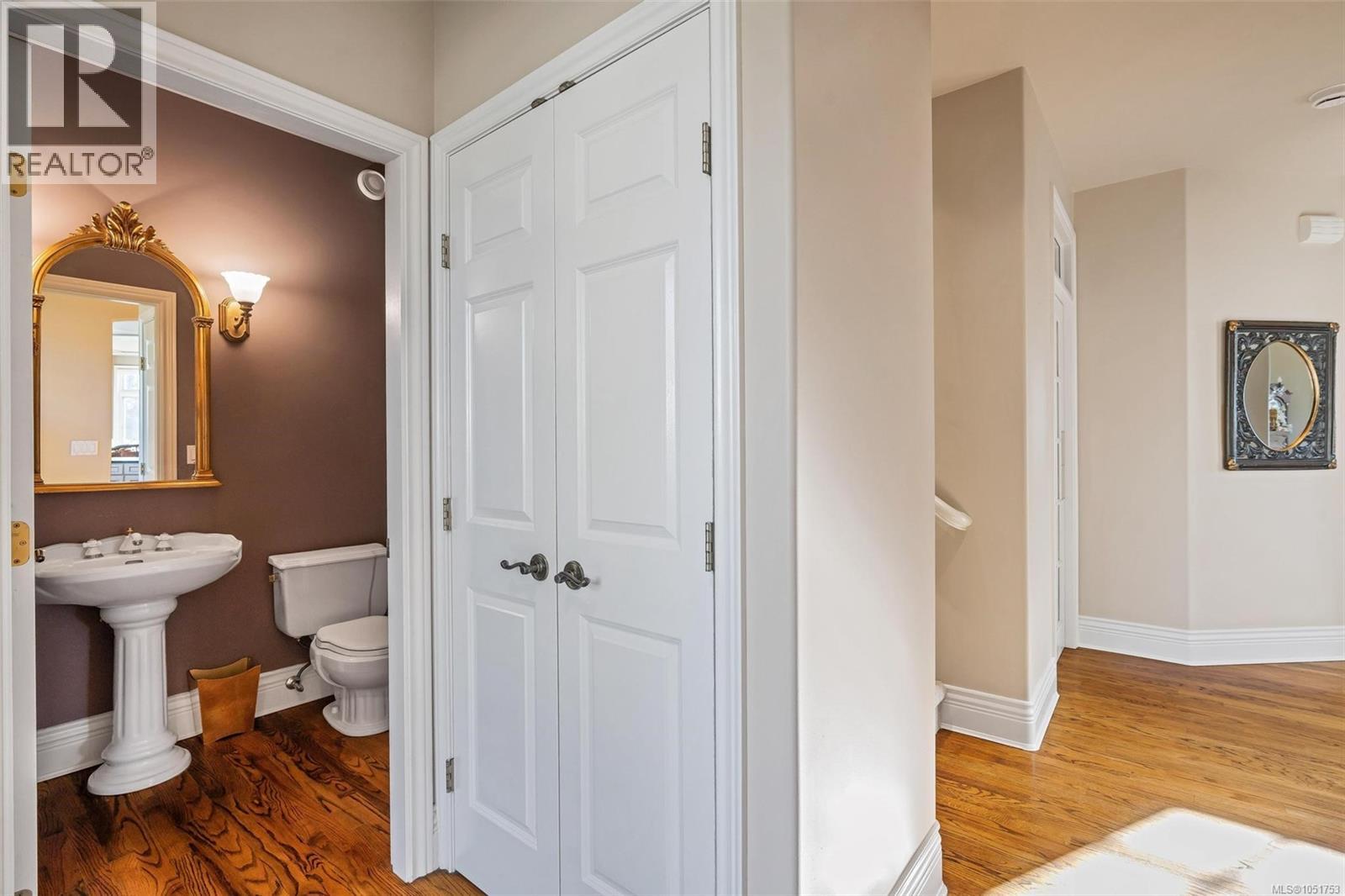 906 Cobblestone Lane