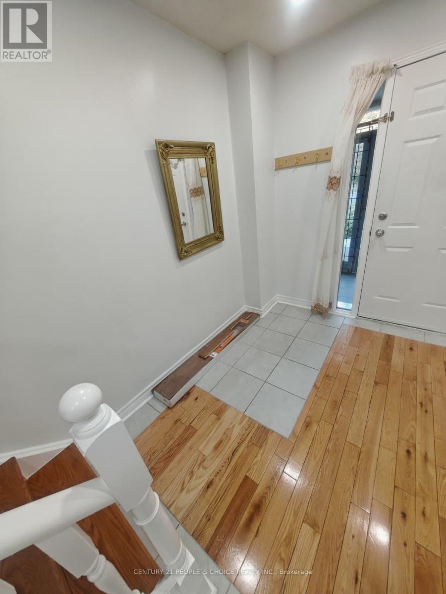 Upper - 233 Murray Street, Brampton, Ontario  L6X 3M1 - Photo 4 - W13874054