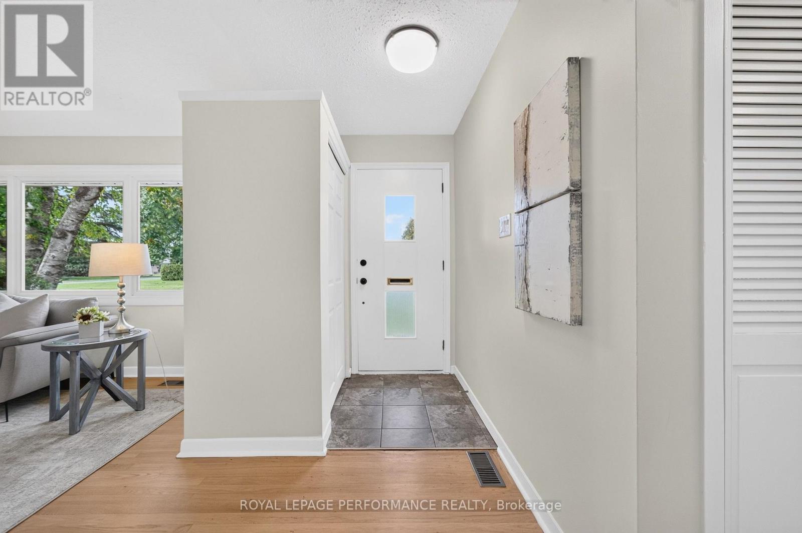 21 Millbrook Crescent, Ottawa, Ontario  K2E 5B6 - Photo 4 - X13872998