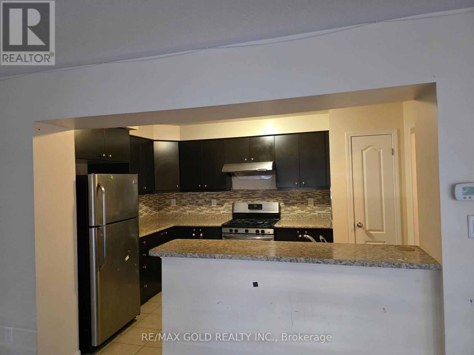 18 Arnprior Road, Brampton, Ontario  L7A 0W2 - Photo 2 - W13874336