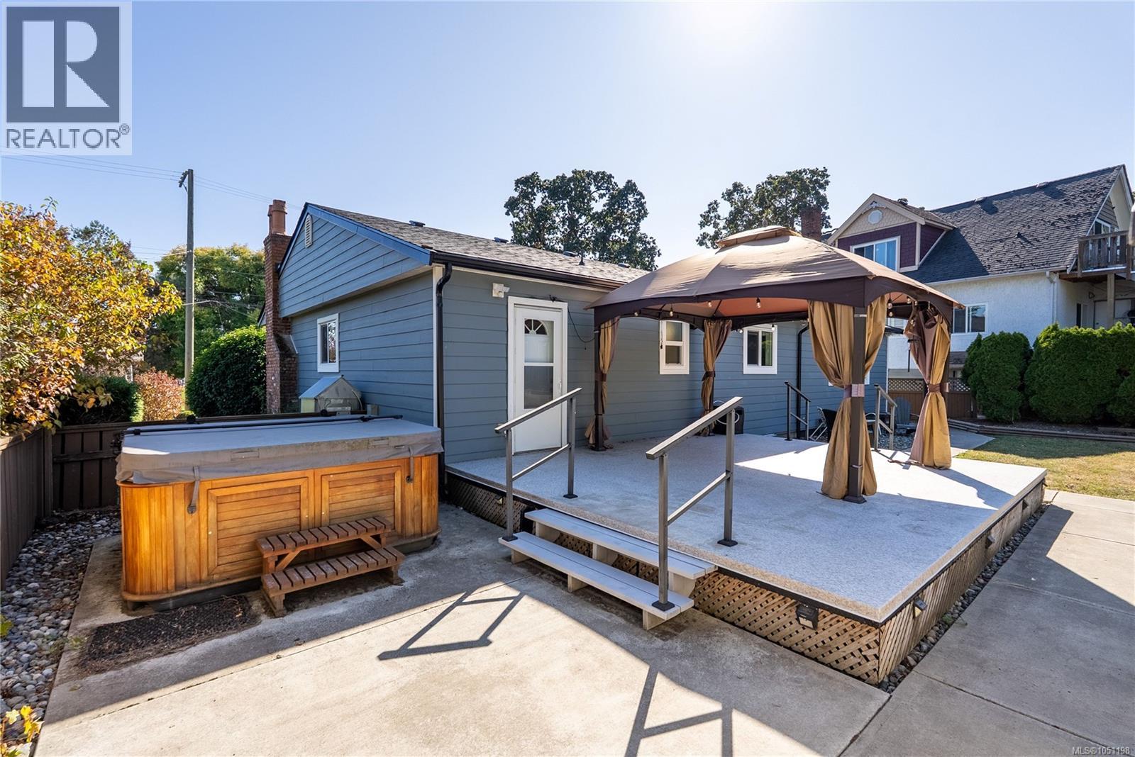 916 Burnside Rd W