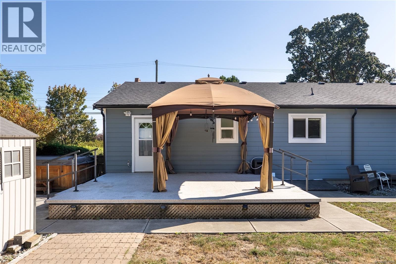 916 Burnside Rd W