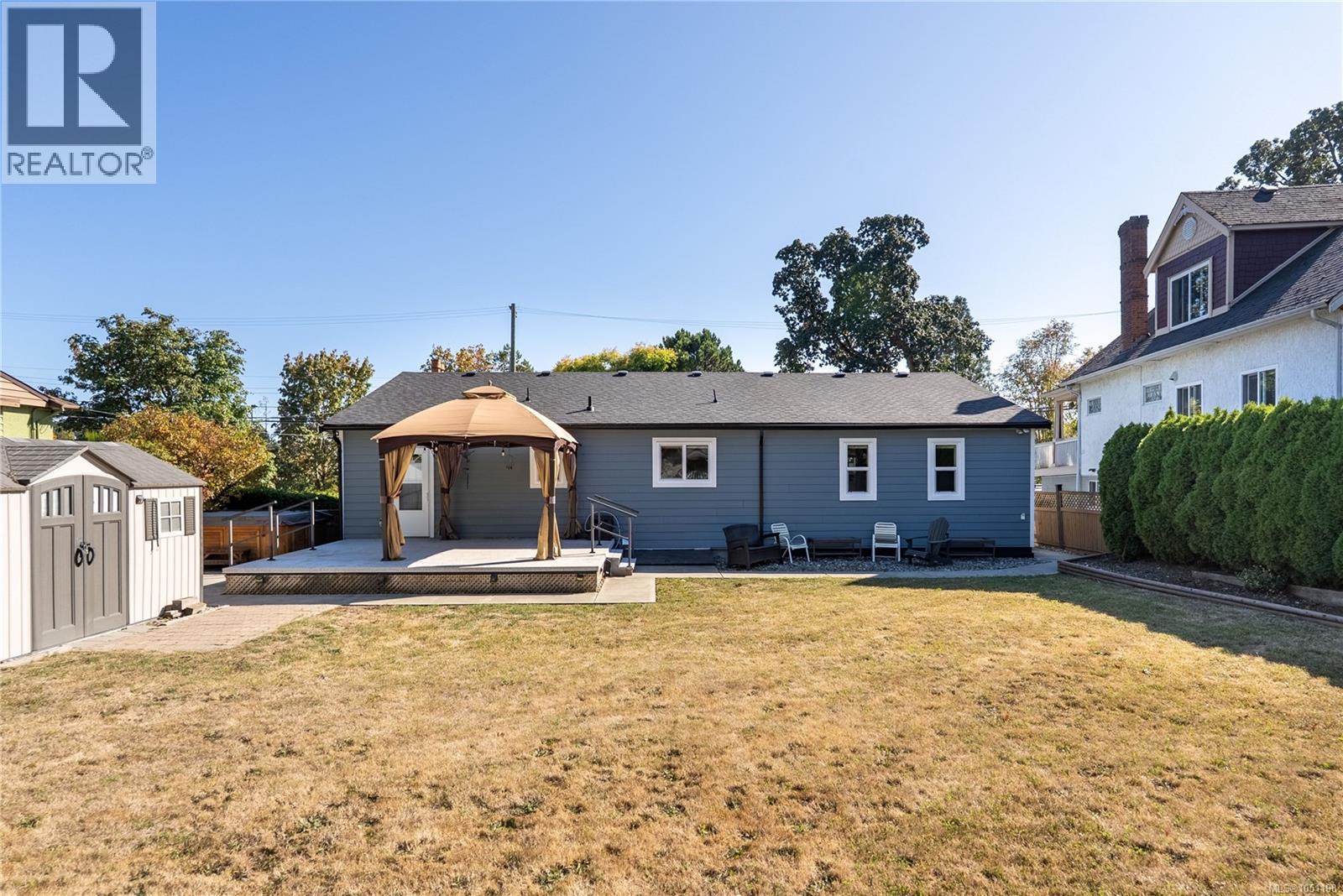 916 Burnside Rd W