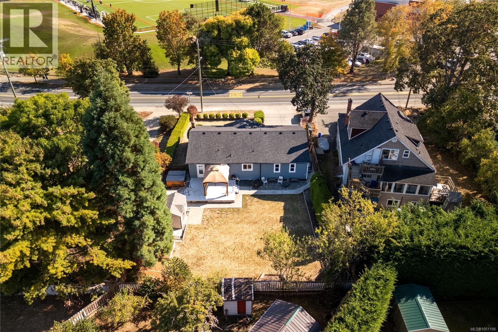 916 Burnside Rd W