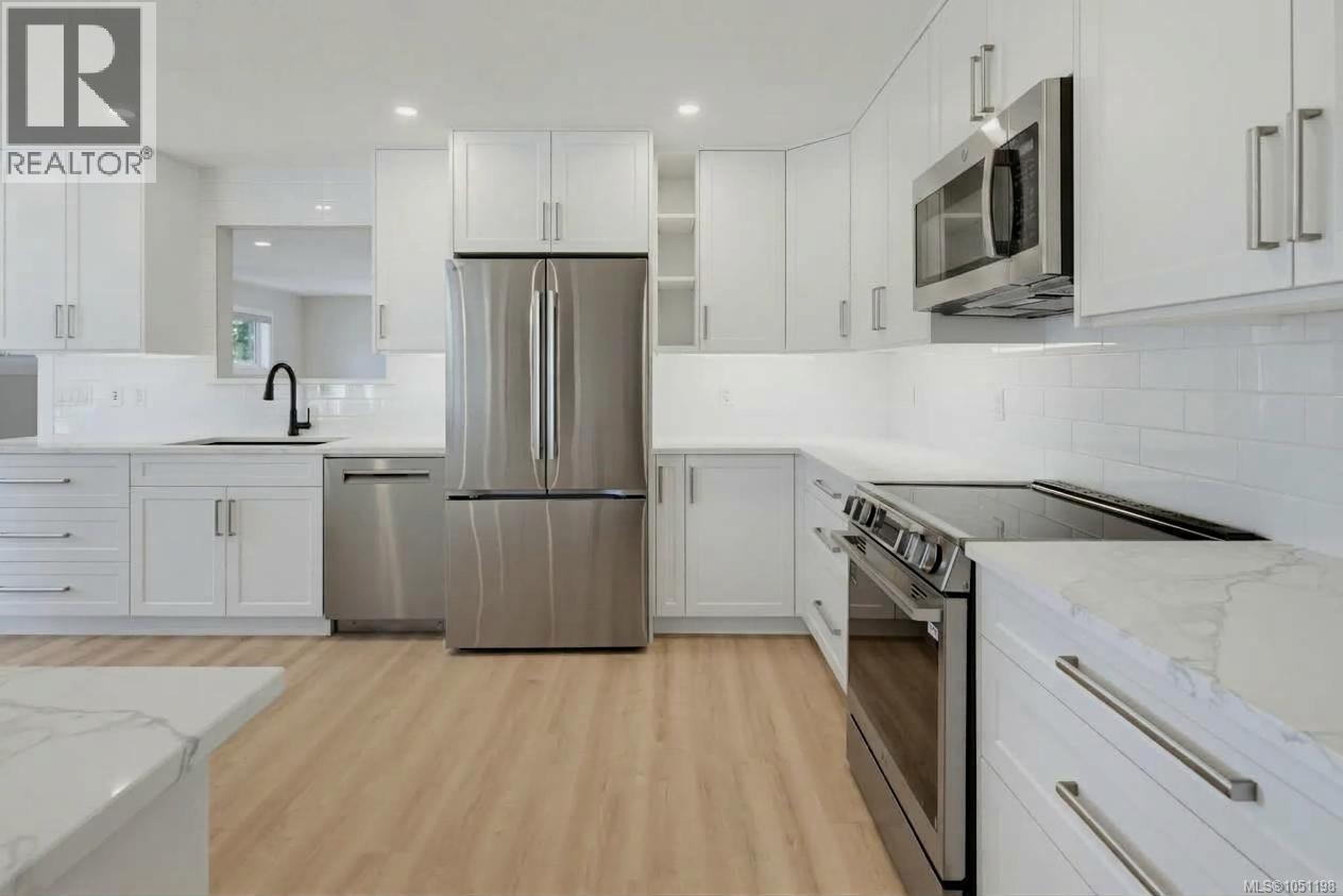 916 Burnside Rd W