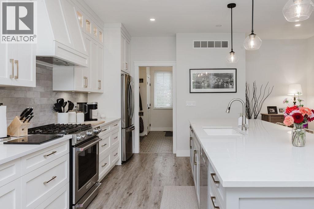420 Solaz Place, Gibsons, British Columbia  V0N 1V5 - Photo 10 - R3173529