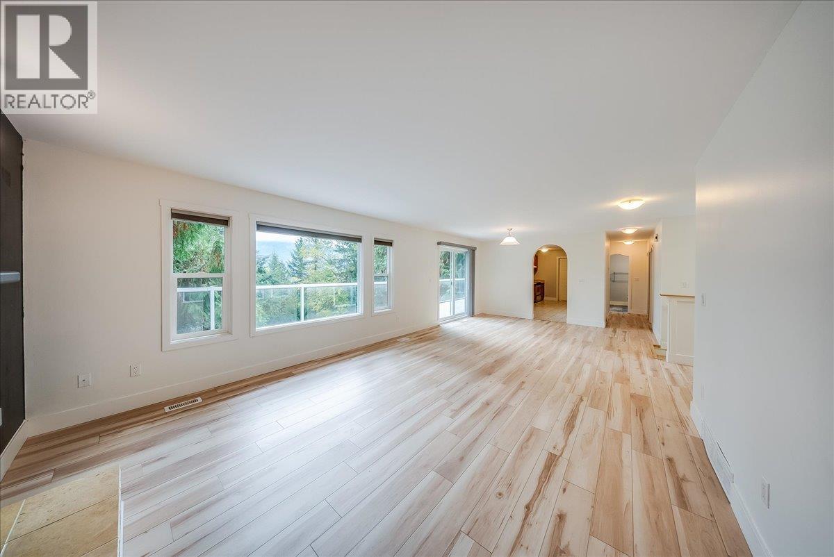 2421 12th Avenue, Castlegar, British Columbia  V1N 4A9 - Photo 4 - 10402949