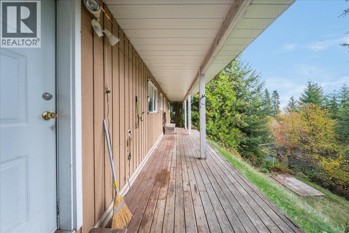 2421 12th Avenue, Castlegar, British Columbia  V1N 4A9 - Photo 3 - 10402949