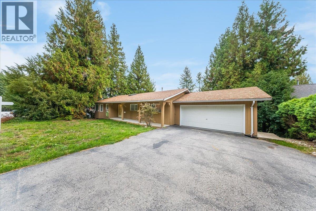 2421 12th Avenue, Castlegar, British Columbia  V1N 4A9 - Photo 2 - 10402949