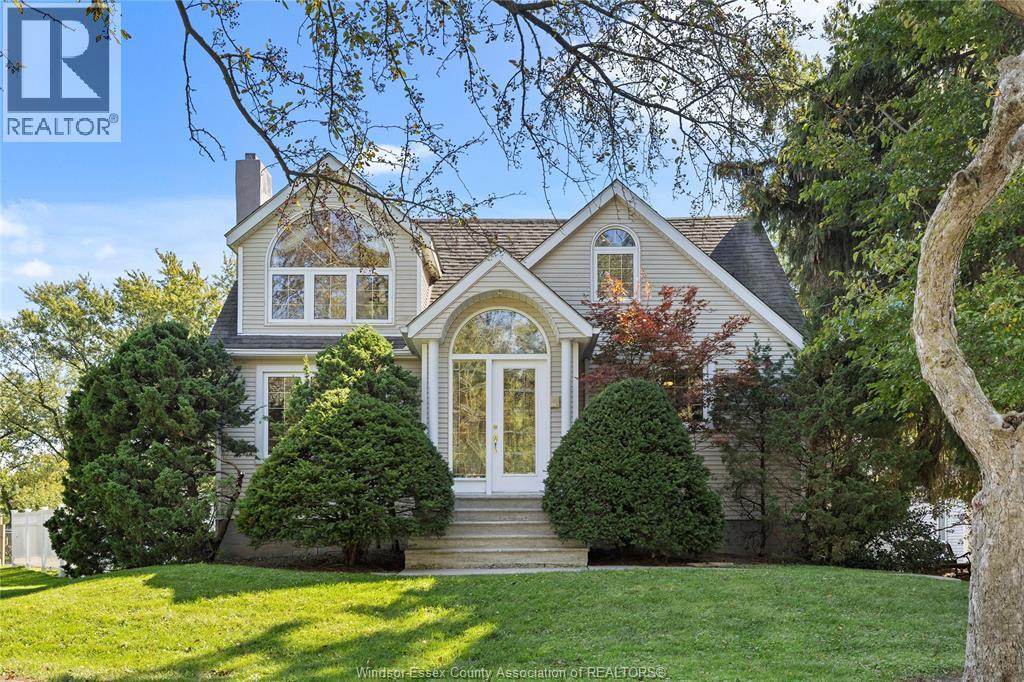 3926 ROSELAND DRIVE West, Windsor, Ontario