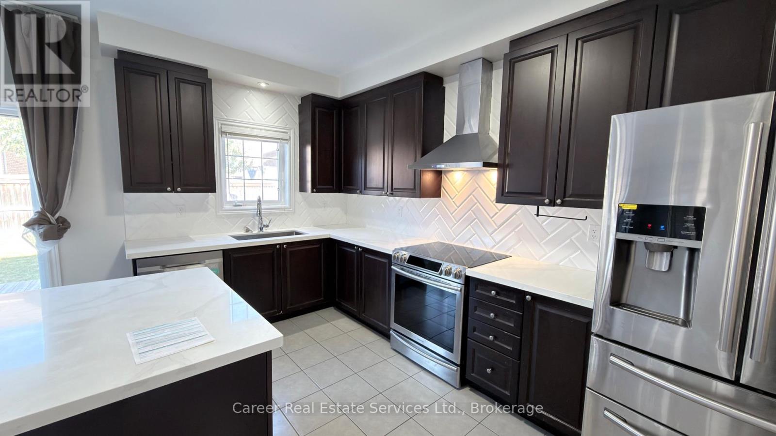 10 Campview Street, Whitby (Taunton North), Ontario  L1R 0K5 - Photo 5 - E13874582