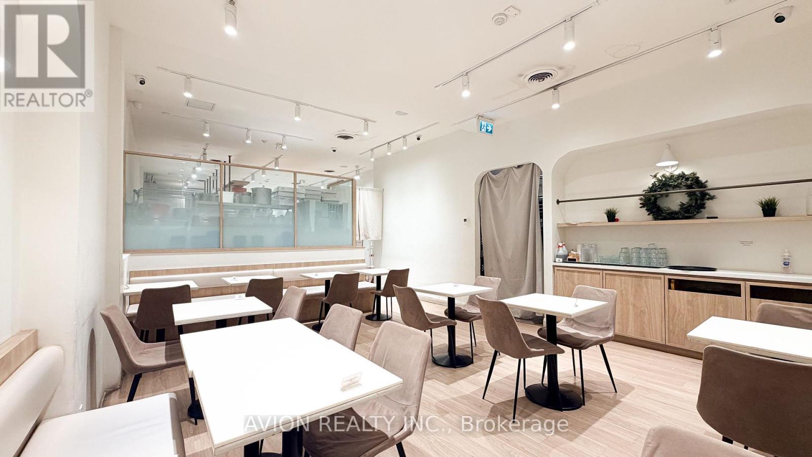 114 Dundas Street W, Toronto, Ontario  M5G 1C3 - Photo 3 - C13874568