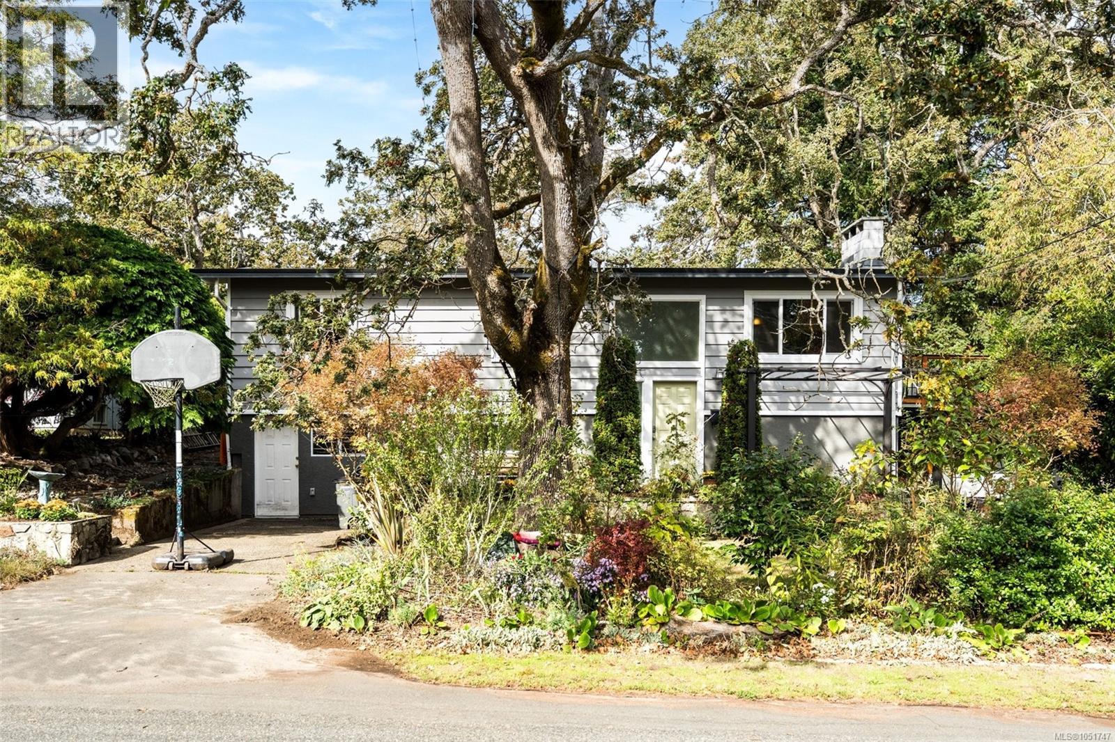 994 Ridgeway St, Saanich, British Columbia V8X 3C4 - Photo 2 - 1051747