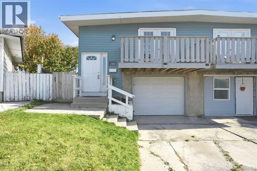 203 Penbrooke Close Se, Calgary, Alberta  T2A 3N9 - Photo 2 - A2351131